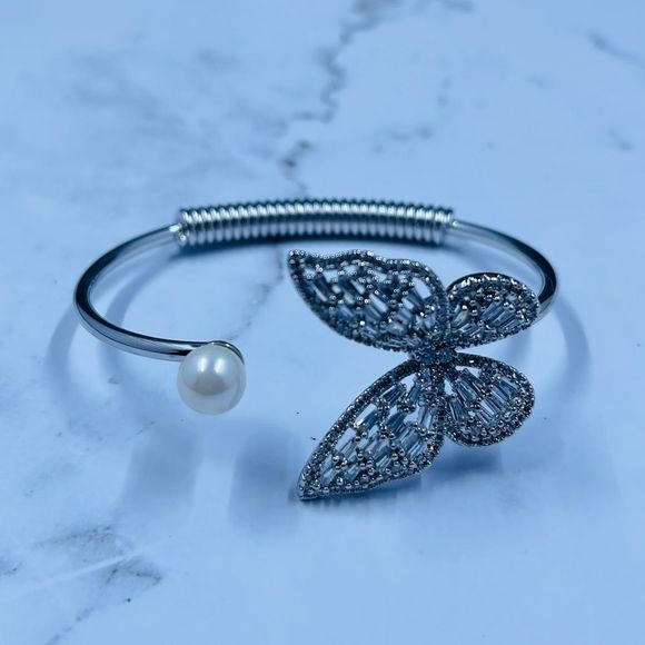 Silver Butterfly bracelet with imitation Pearl - Picture 6 of 7